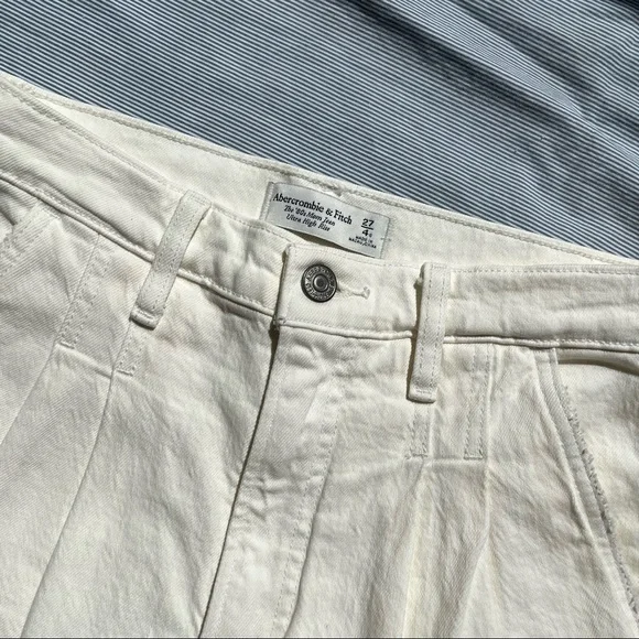 NWOT Abercrombie & Fitch Mom Jeans - Picture 2 of 6